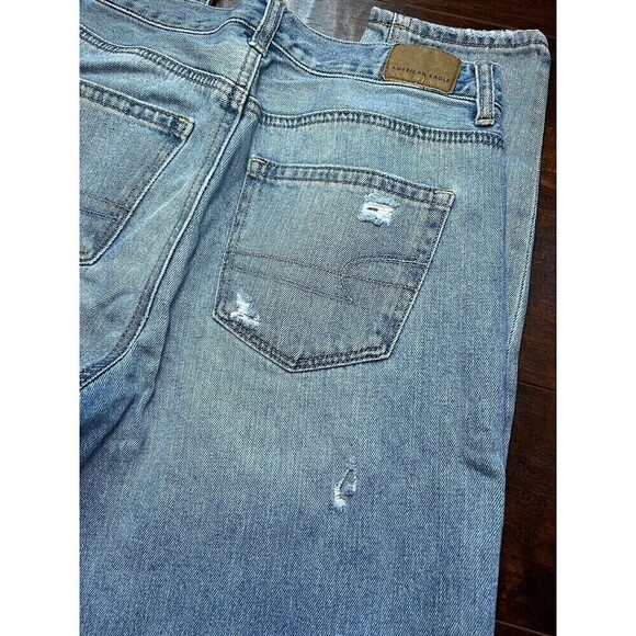 American Eagle Distressed High Rise Light Wash Mom Jean Sz 2 - Picture 8 of 8